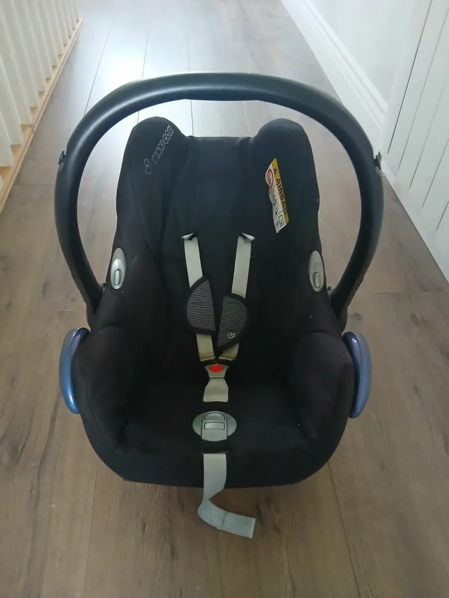 Maxi Cosi Car seat and Isofix Base - Image 2