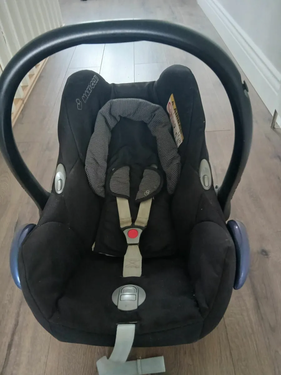 Maxi Cosi Car seat and Isofix Base - Image 3