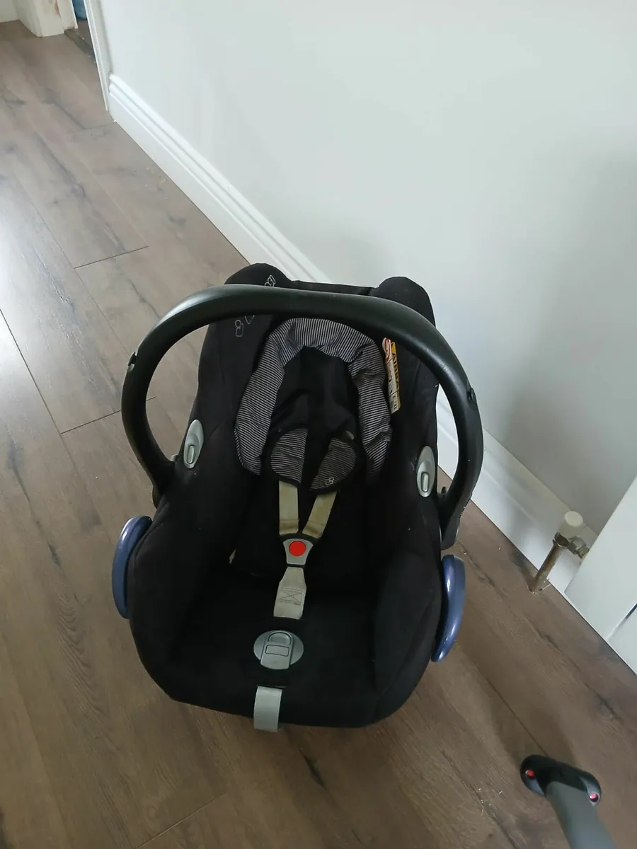 Maxi Cosi Car seat and Isofix Base - Image 4