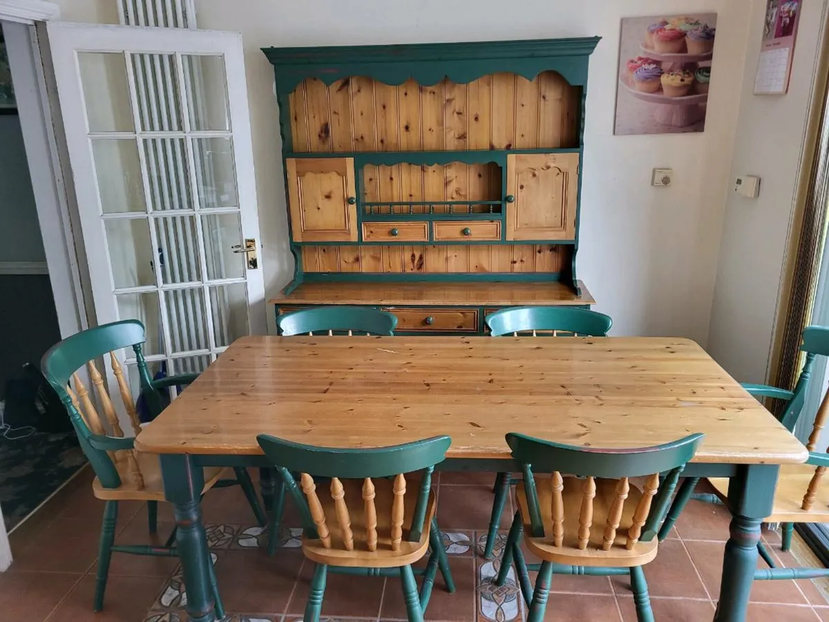 Dresser table and chairs - Image 1