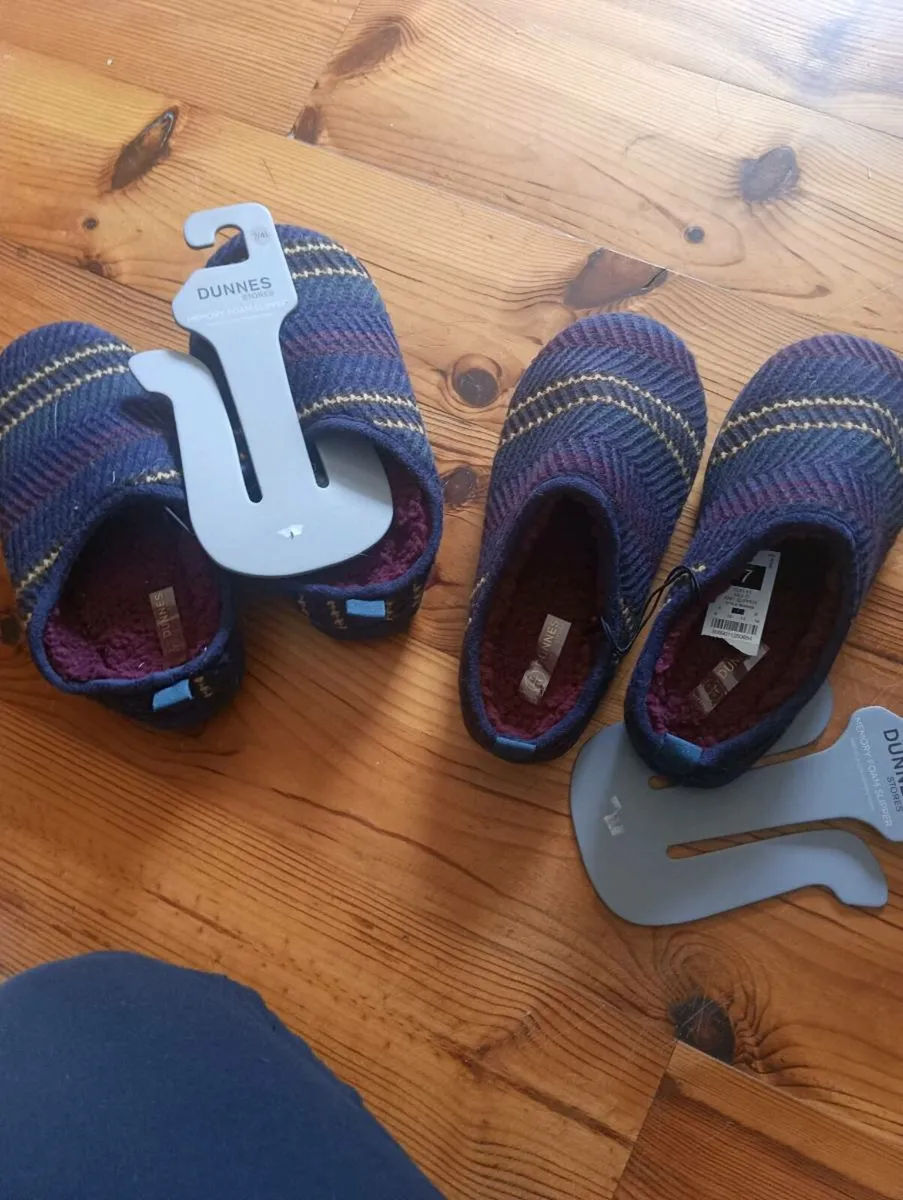 2pairs Dunnes store's mens,boys slippers 7. - Image 1