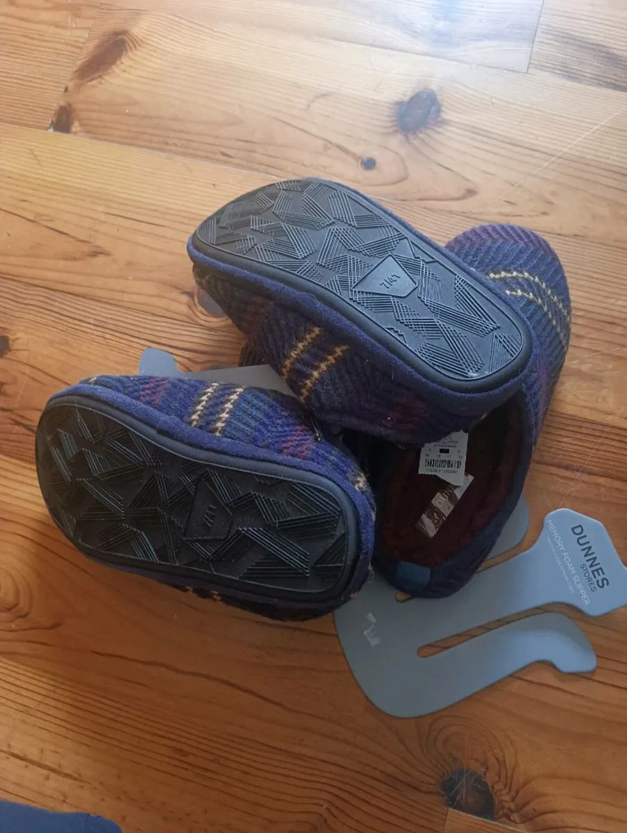 2pairs Dunnes store's mens,boys slippers 7. - Image 3