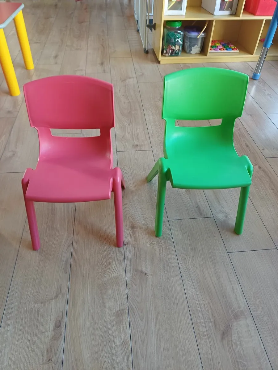 Children s table and chairs - Image 1