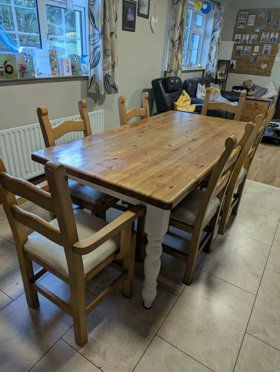 Kitchen table and chairs - Image 1