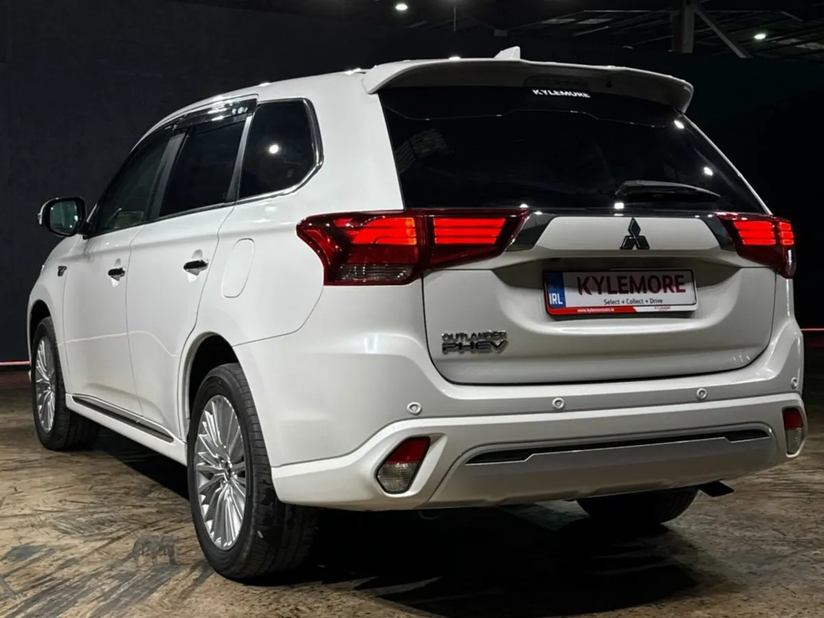 Mitsubishi Outlander 2.4 AUTO - BLACK HALF LEATHER - Image 4
