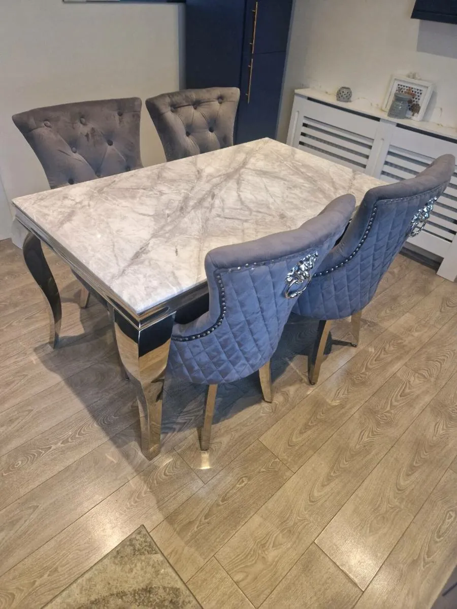 Table and chairs - Image 1