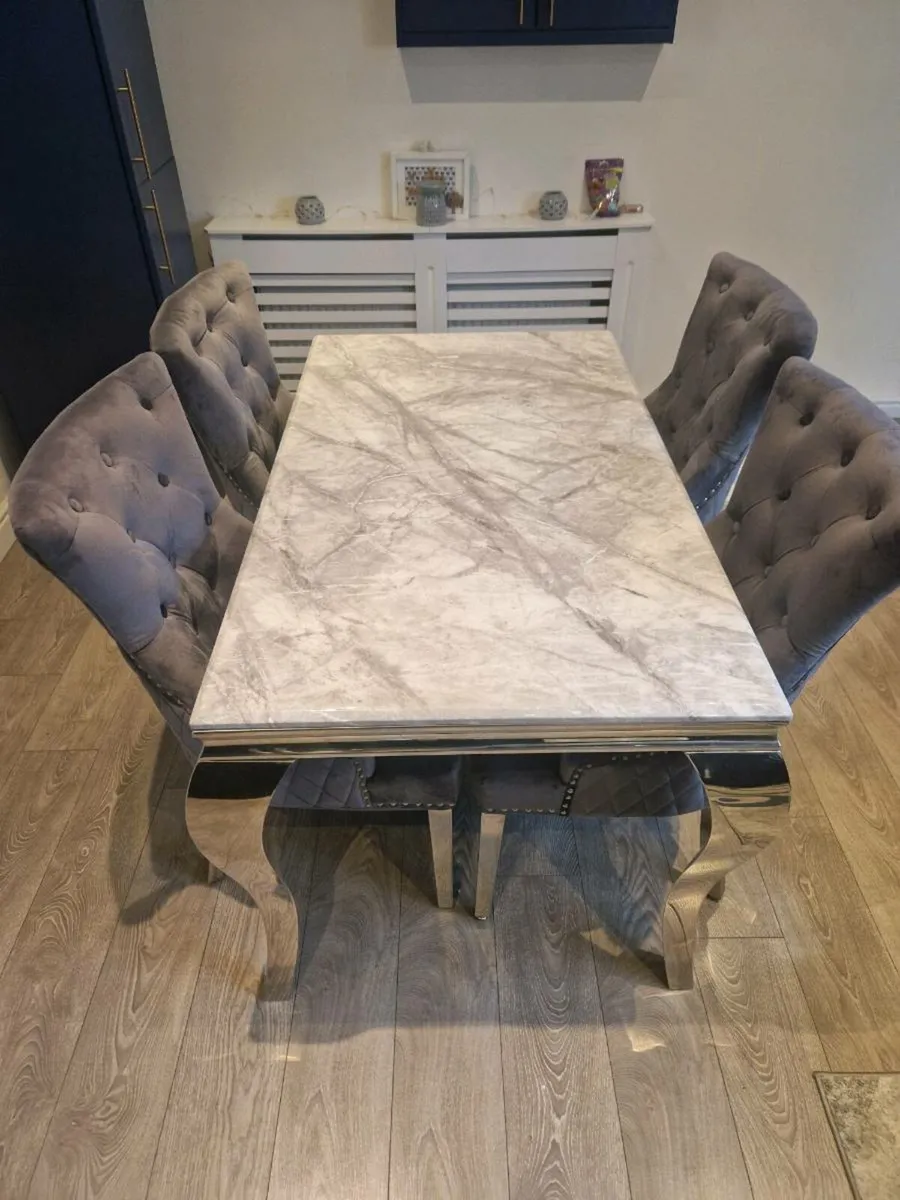 Table and chairs - Image 2