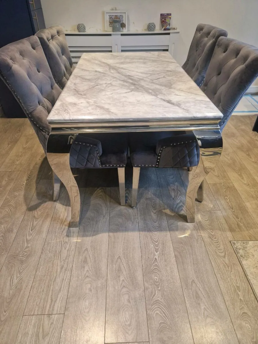 Table and chairs - Image 3