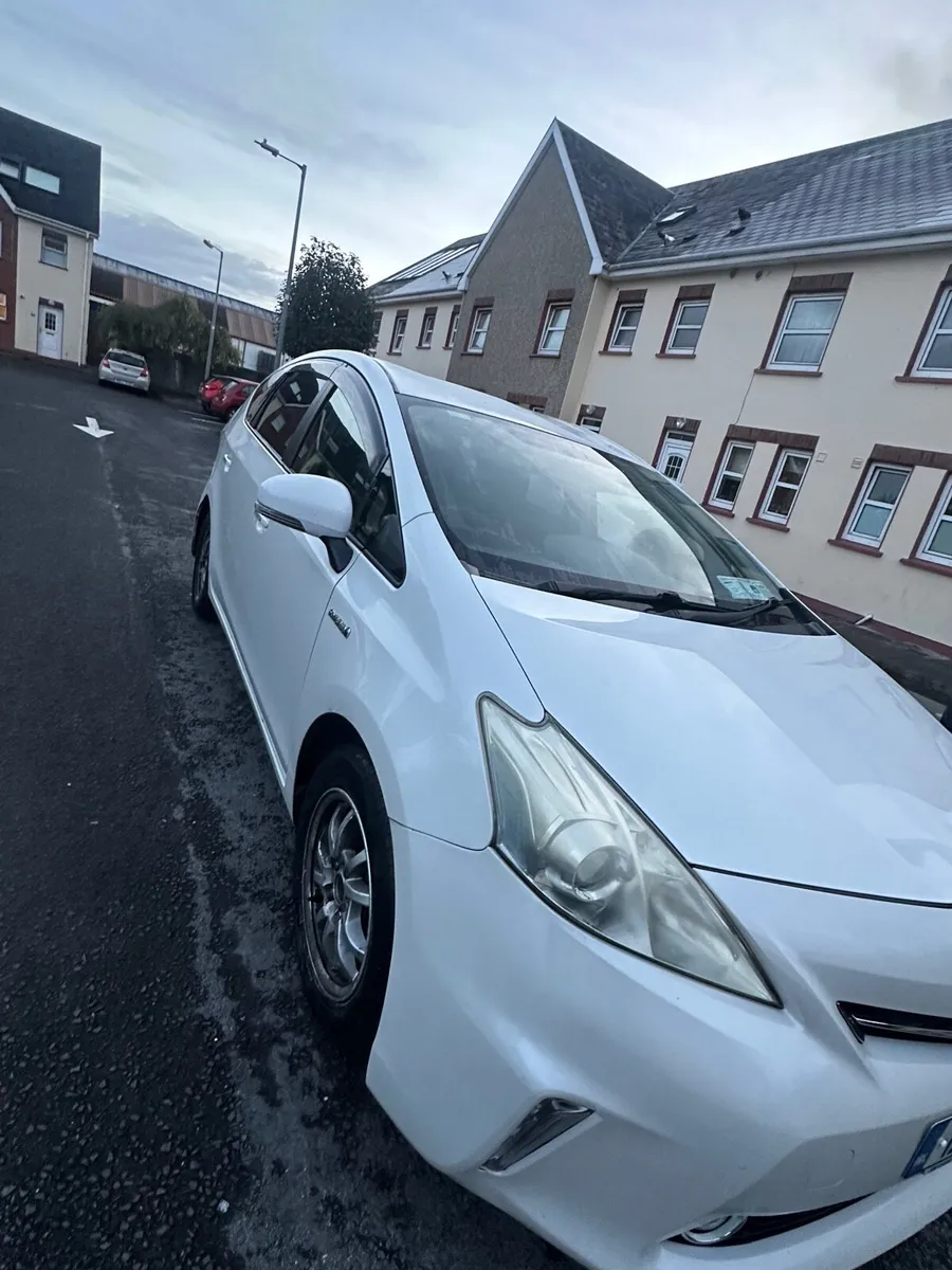 Toyota Prius  7 seater clean car - Image 2