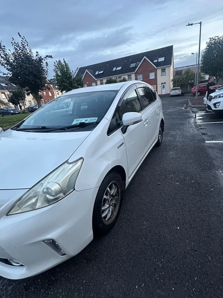 Toyota Prius  7 seater clean car - Image 3