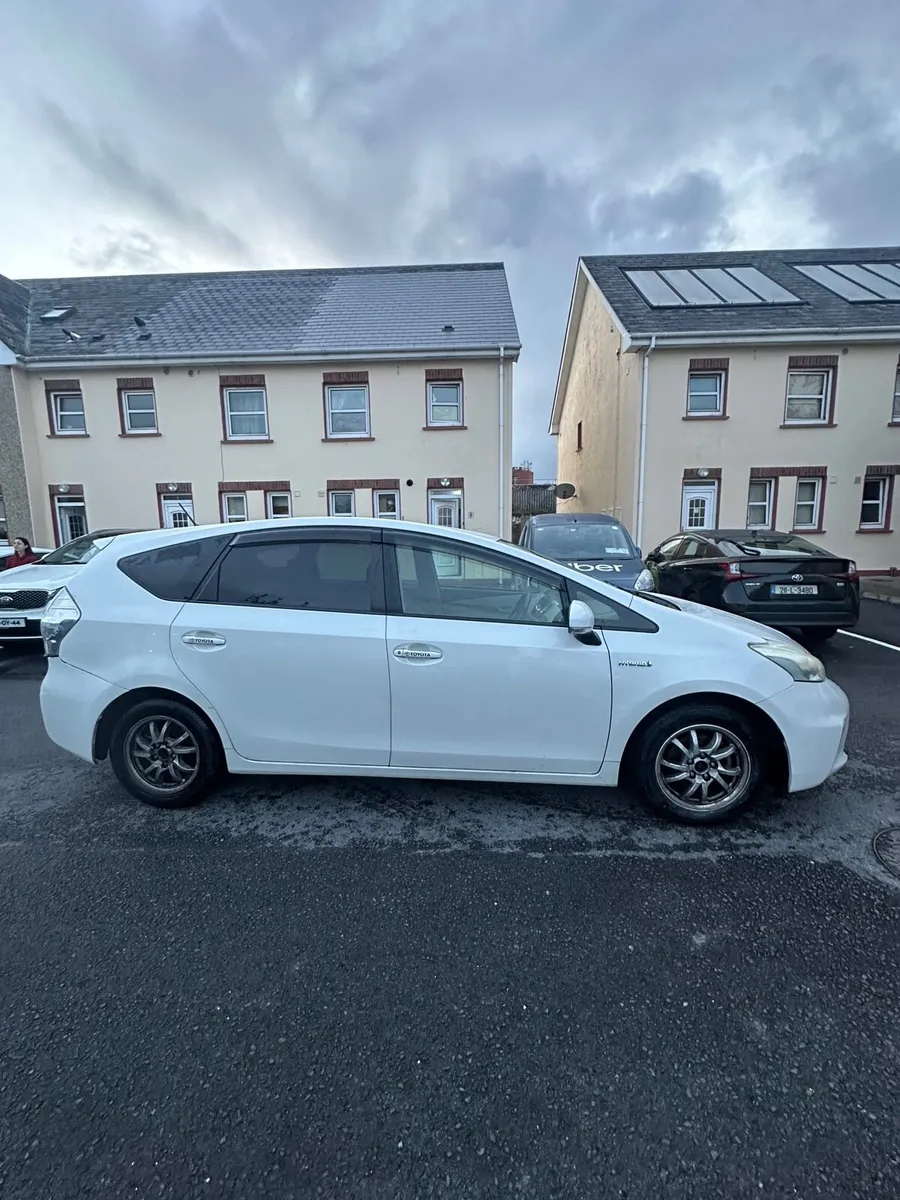 Toyota Prius  7 seater clean car - Image 4