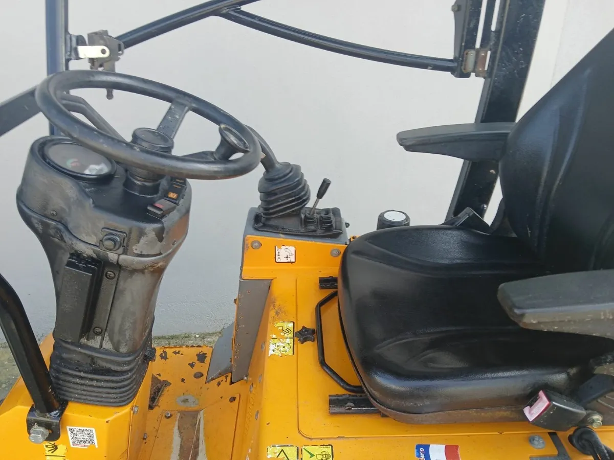 Giant G1200 Loader - Image 4