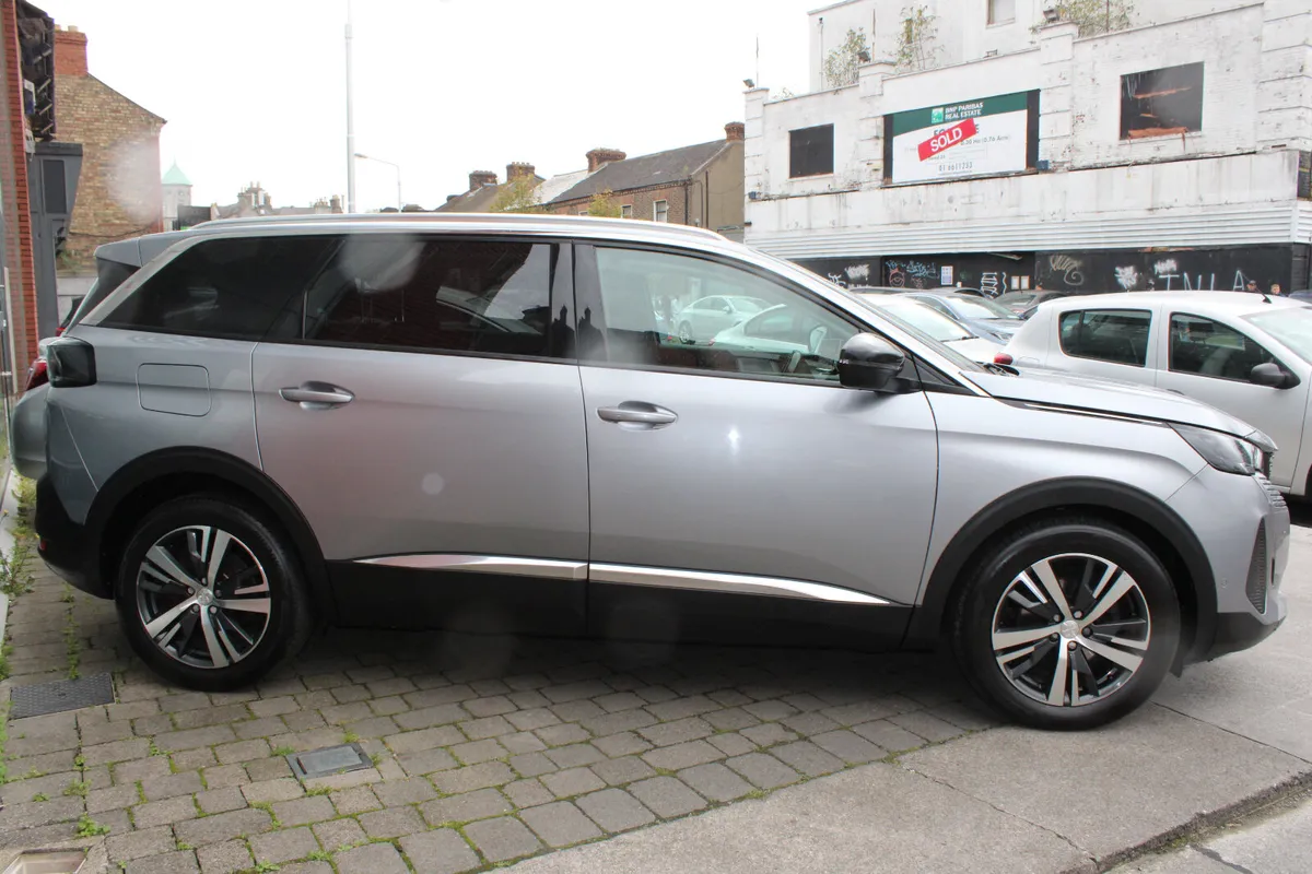 Peugeot 5008 1.5 HDI ALLURE 2022 *1 OWNER* - Image 3
