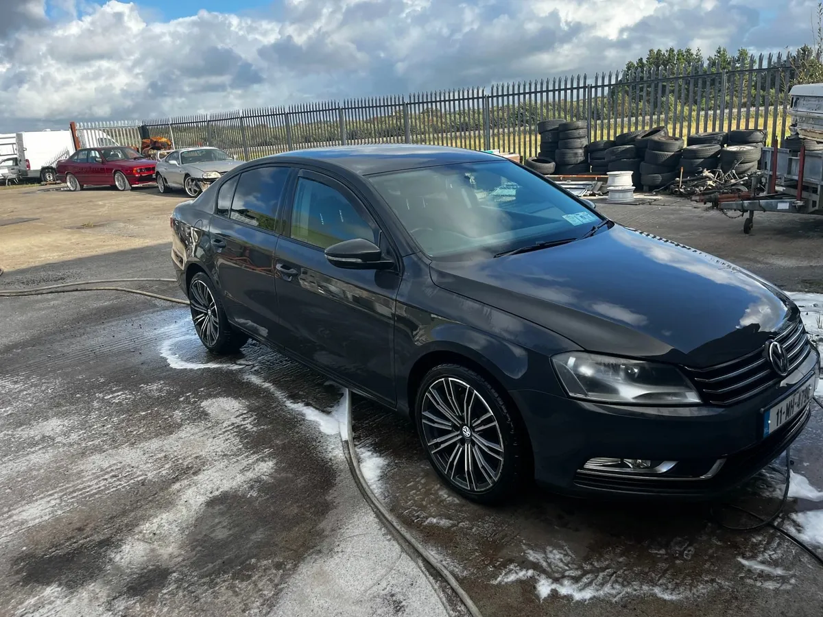 Volkswagen Passat 2011 - Image 2
