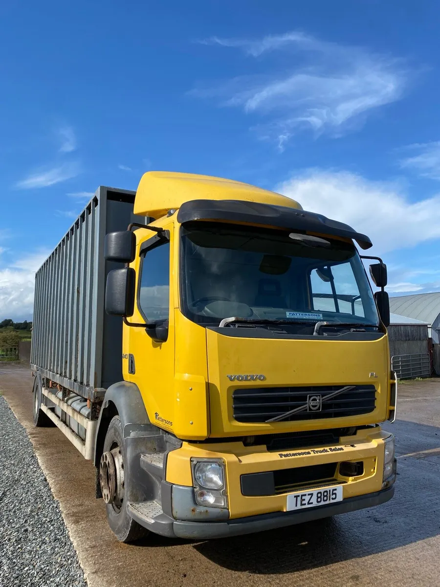 Volvo FL240 Livestock Lorry - Image 1
