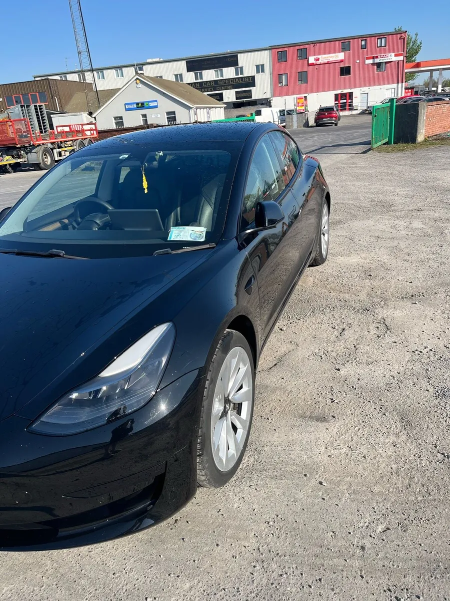 2022 Tesla Model 3 Standard Range - Image 3