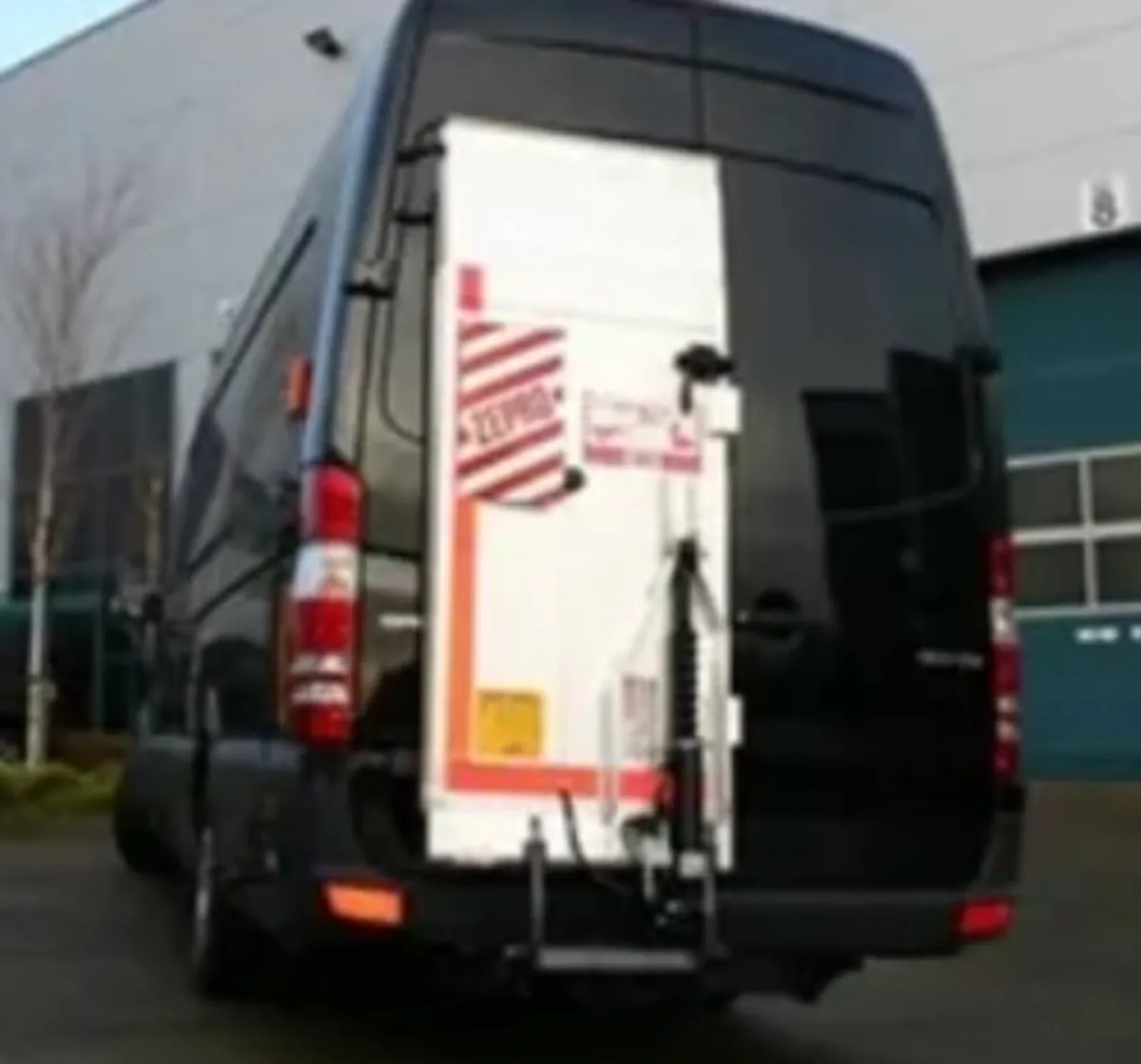 Zepro 600kg Folding Platform Tail Lift - Image 3