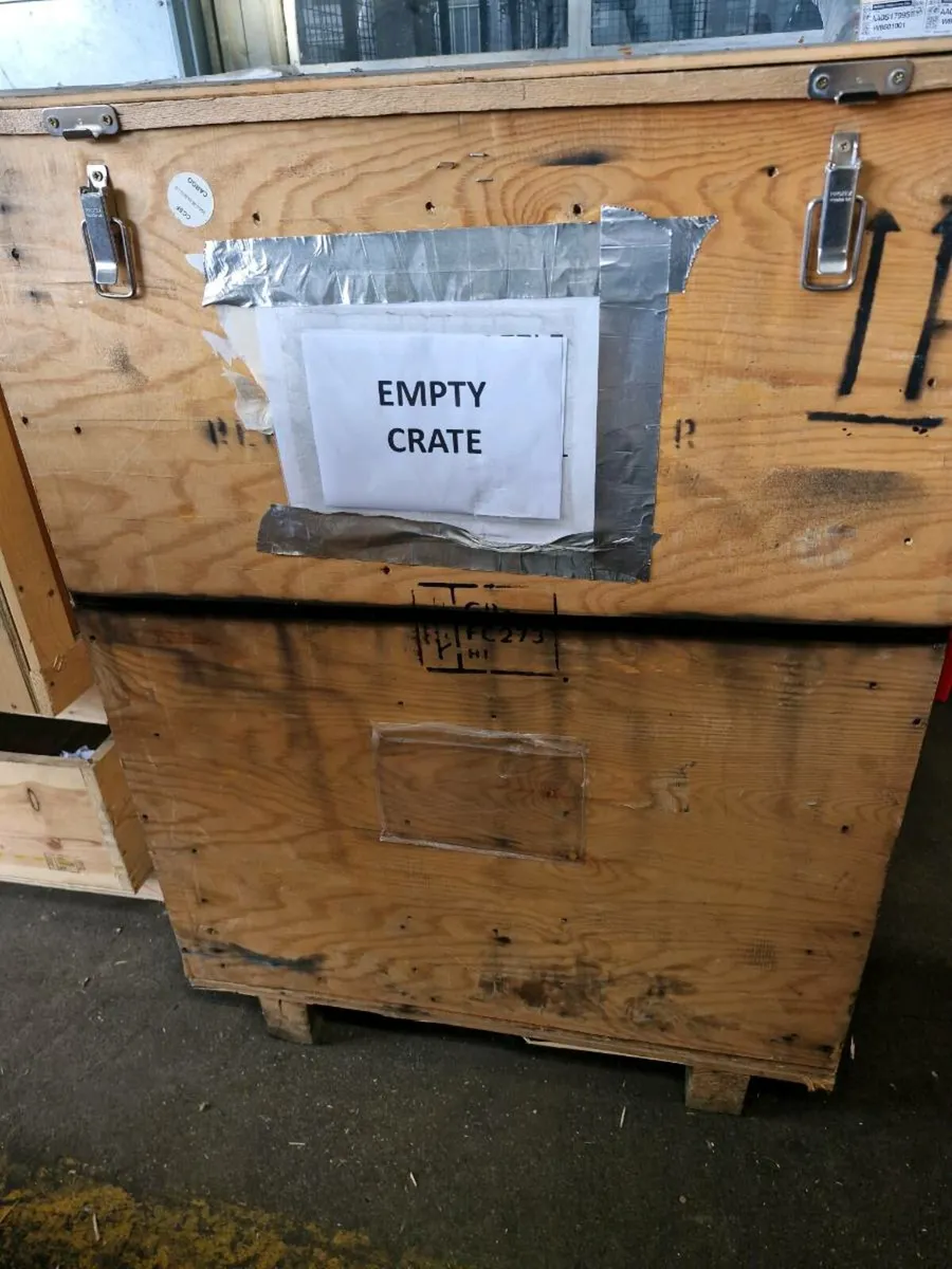 Large wooden crate - Image 1
