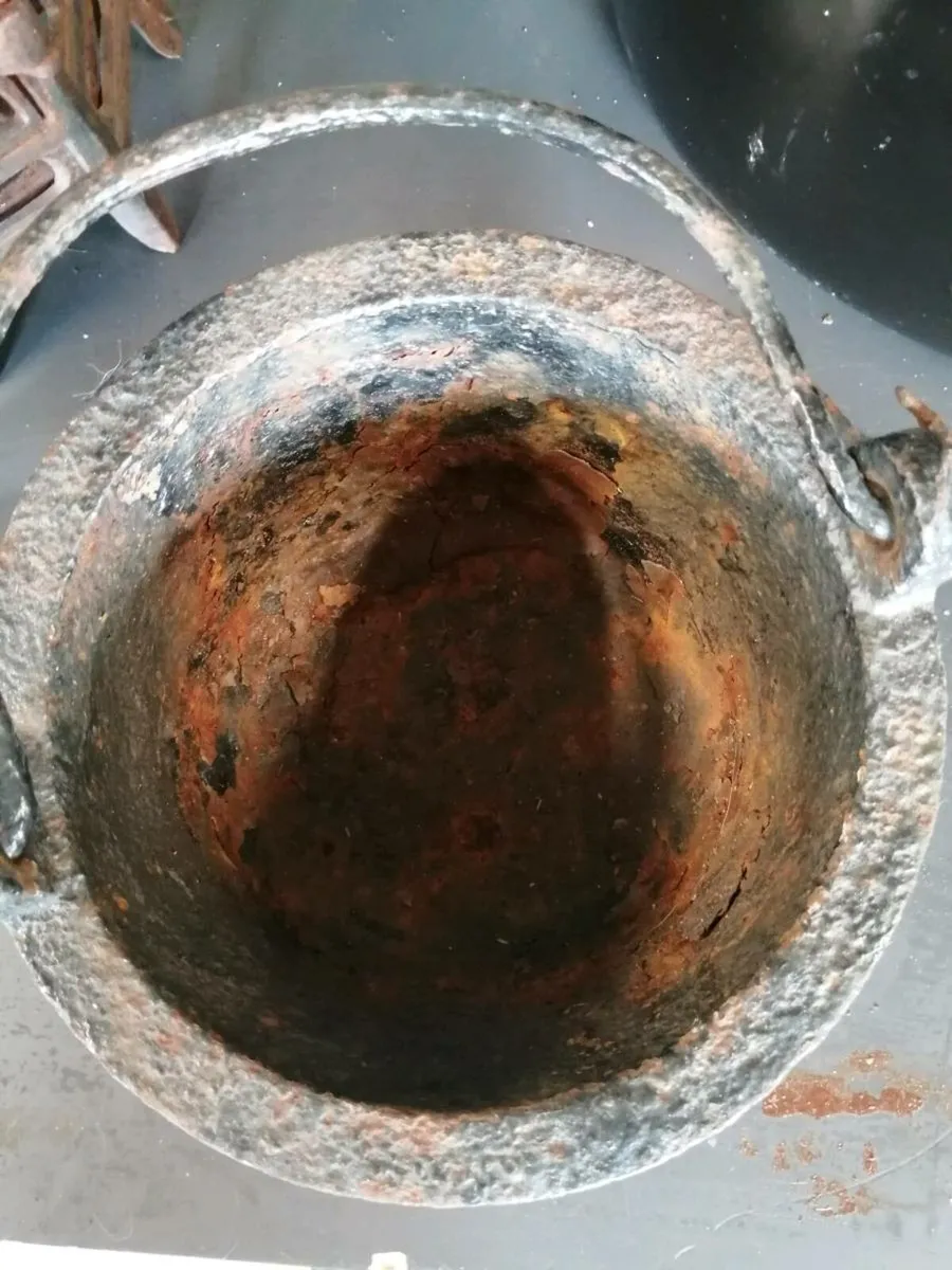 Cast iron antique pot - Image 1