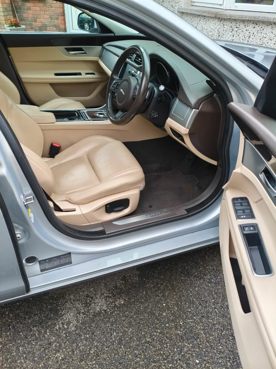 Jaguar XF 2018 Prestige with sunroof. - Image 4