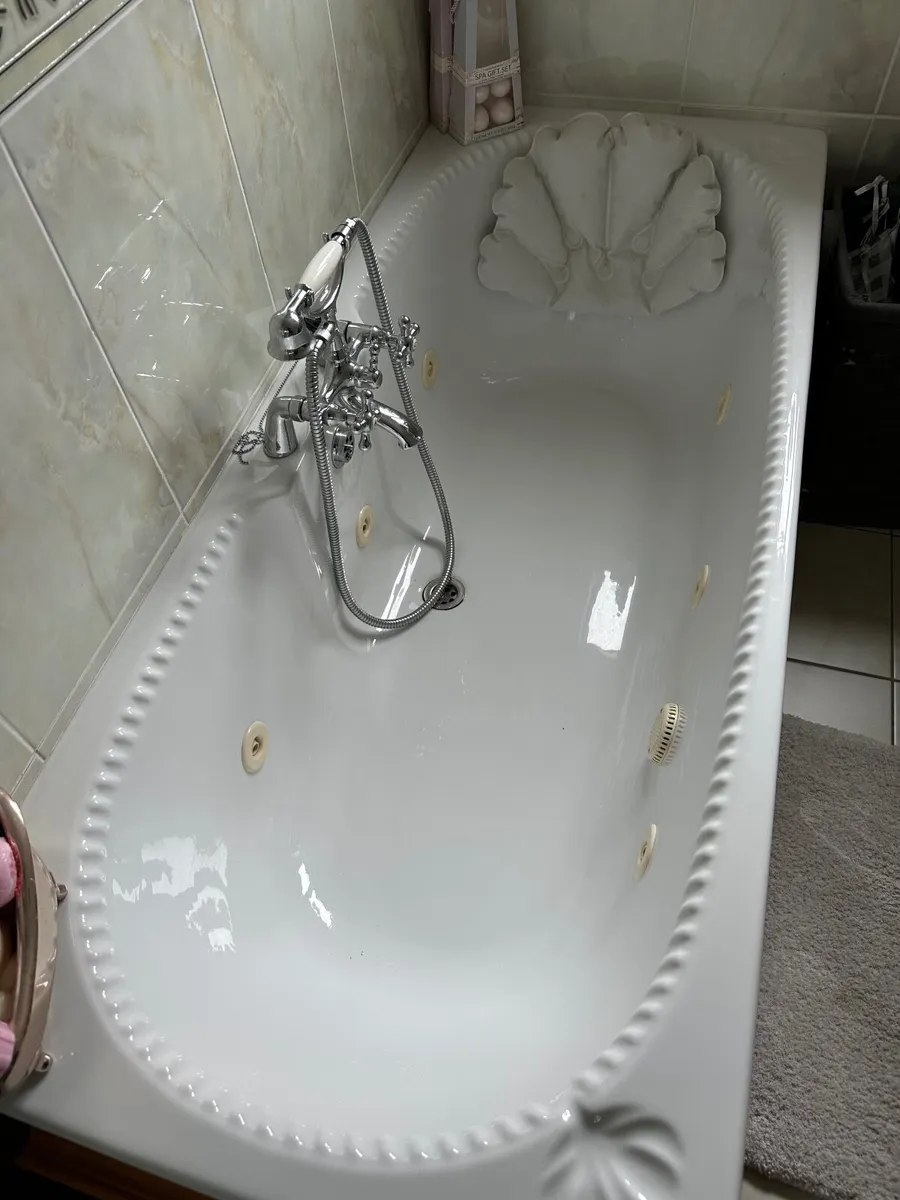 Jacuzzi bath - Image 1
