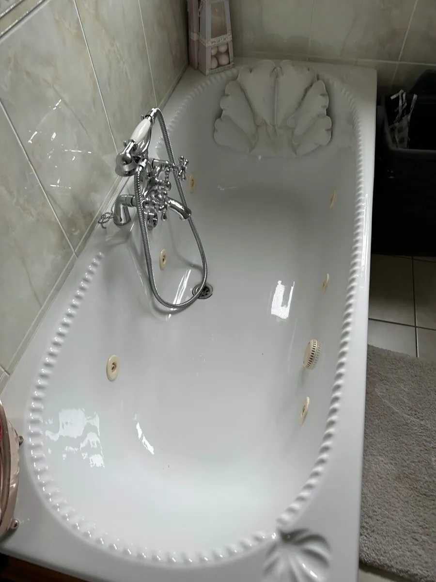 Jacuzzi bath - Image 2