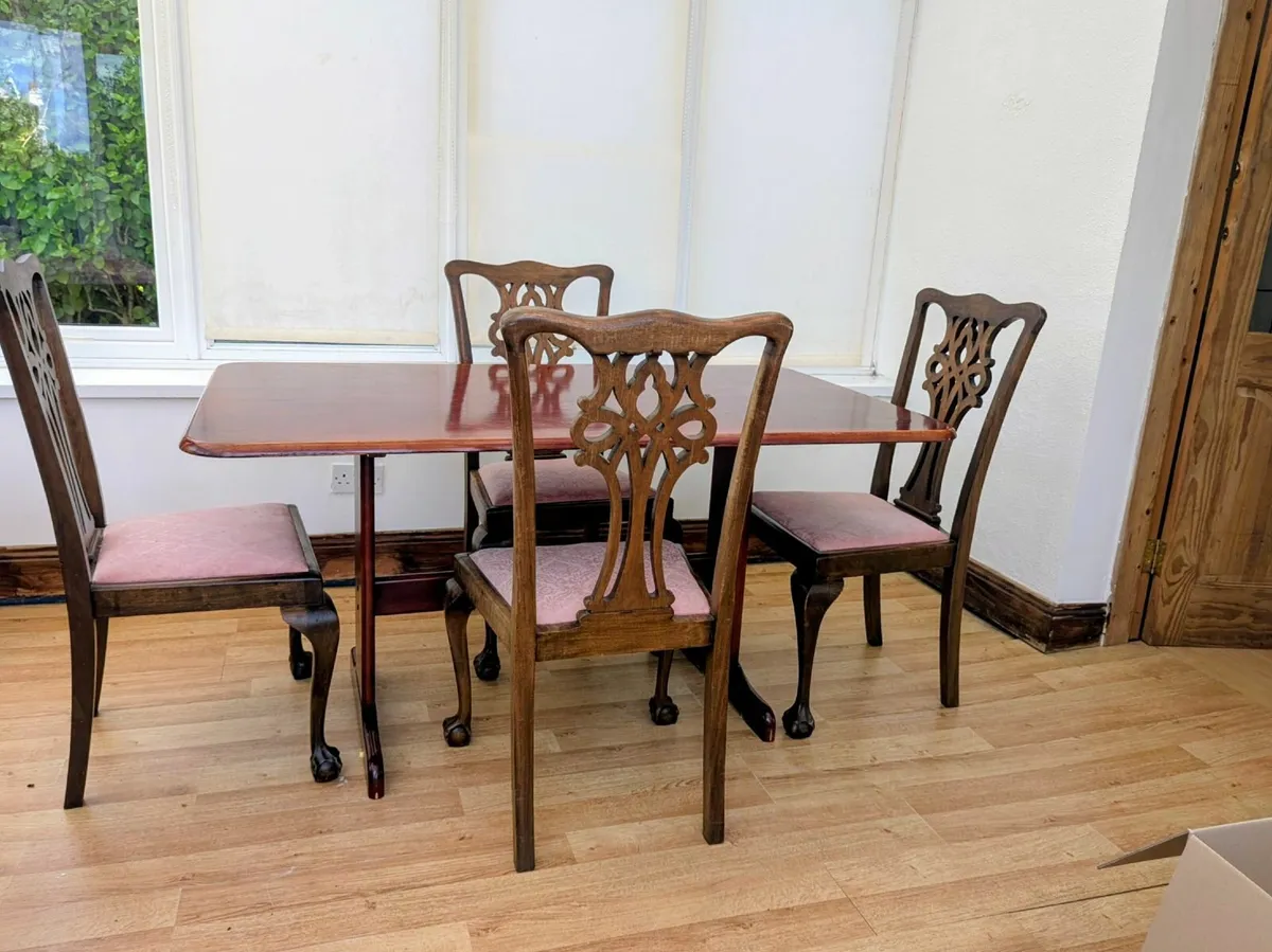 Oak dinning room table and chairs - Image 1