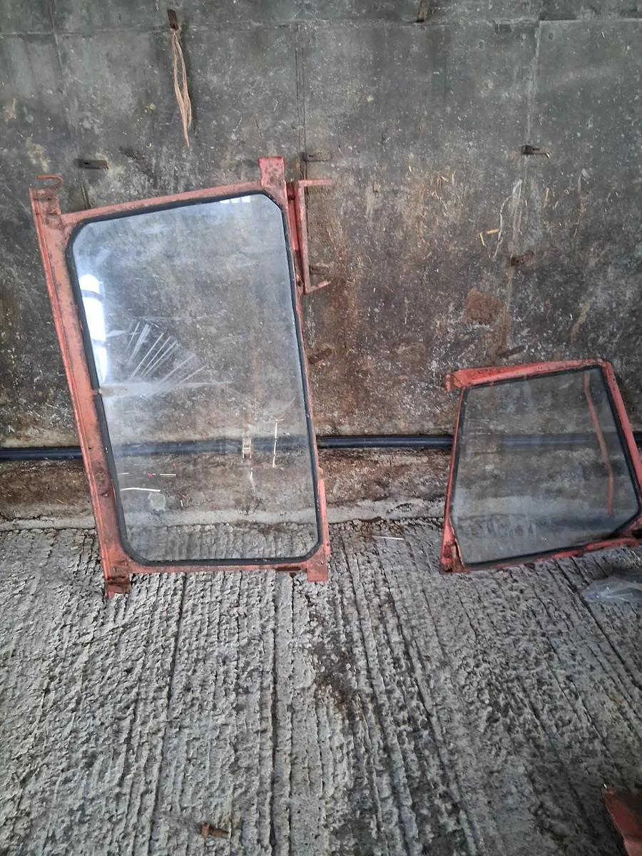Windscreen and door glass - Image 1