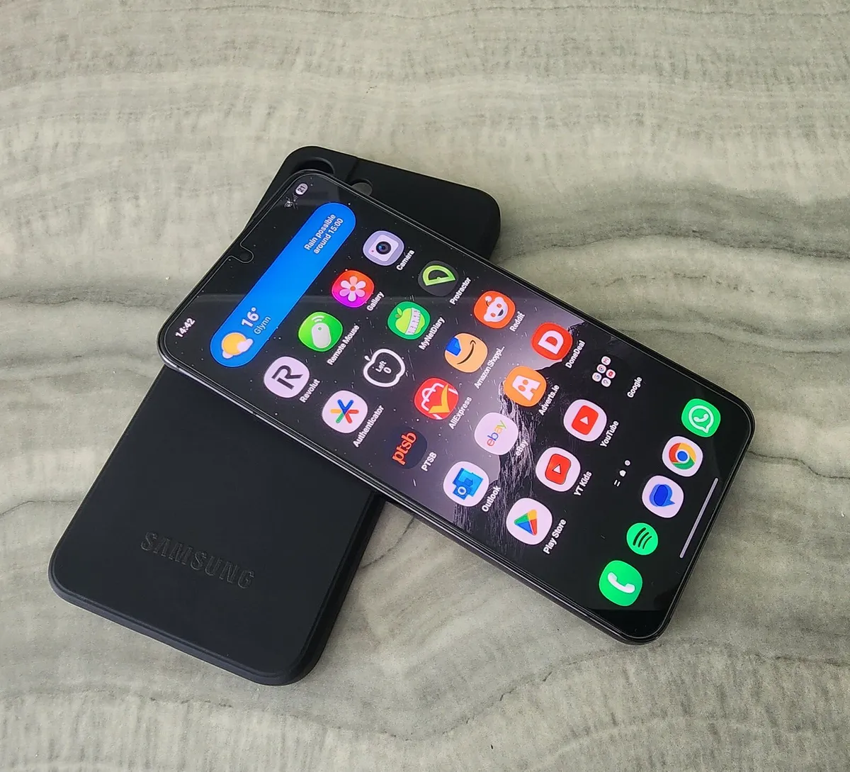 Samsung Galaxy S22 - Image 1