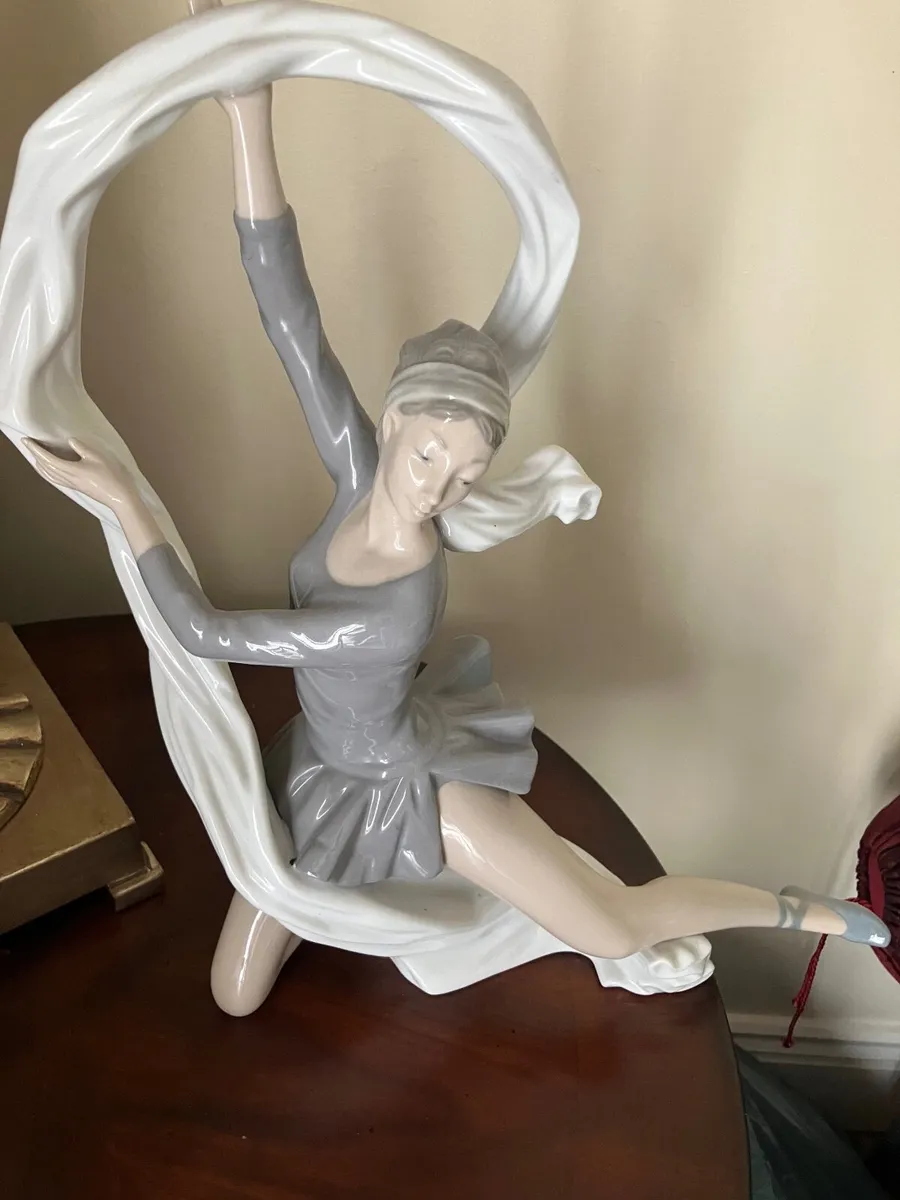 Lladro Ballerina with Veil - Image 1