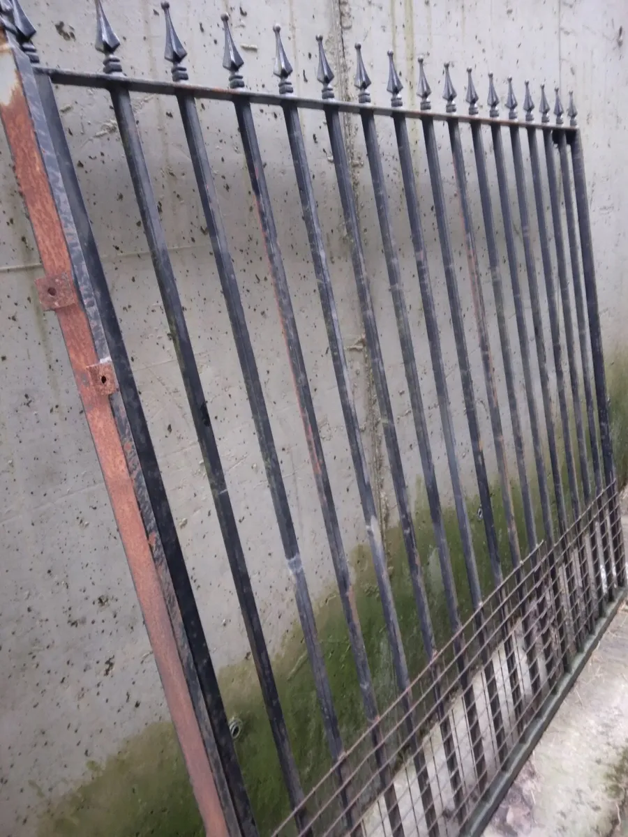 Gate