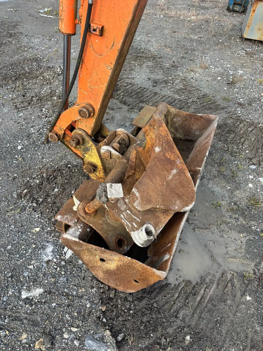 Hitachi ex40 mini digger - Image 3