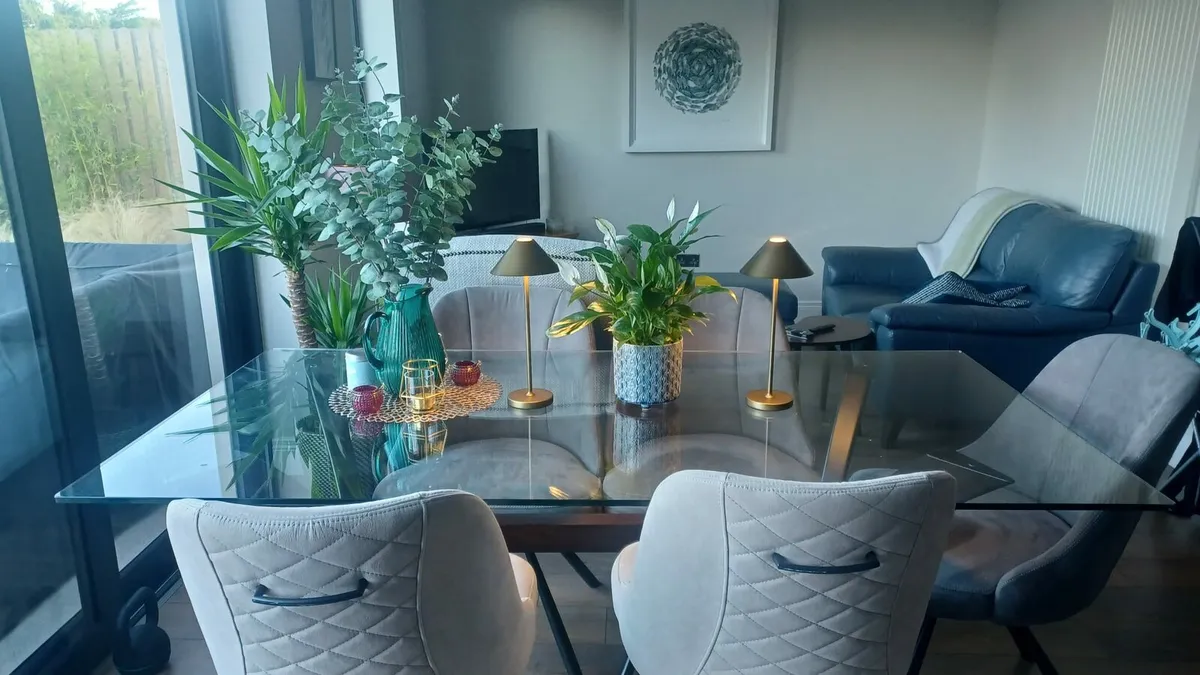 Italian designer dining table and 6 chairs - Image 1