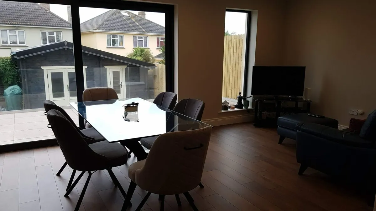 Italian designer dining table and 6 chairs - Image 3