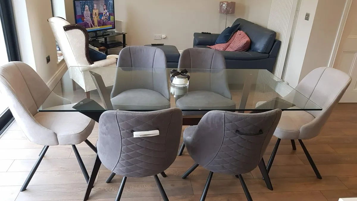 Italian designer dining table and 6 chairs - Image 3