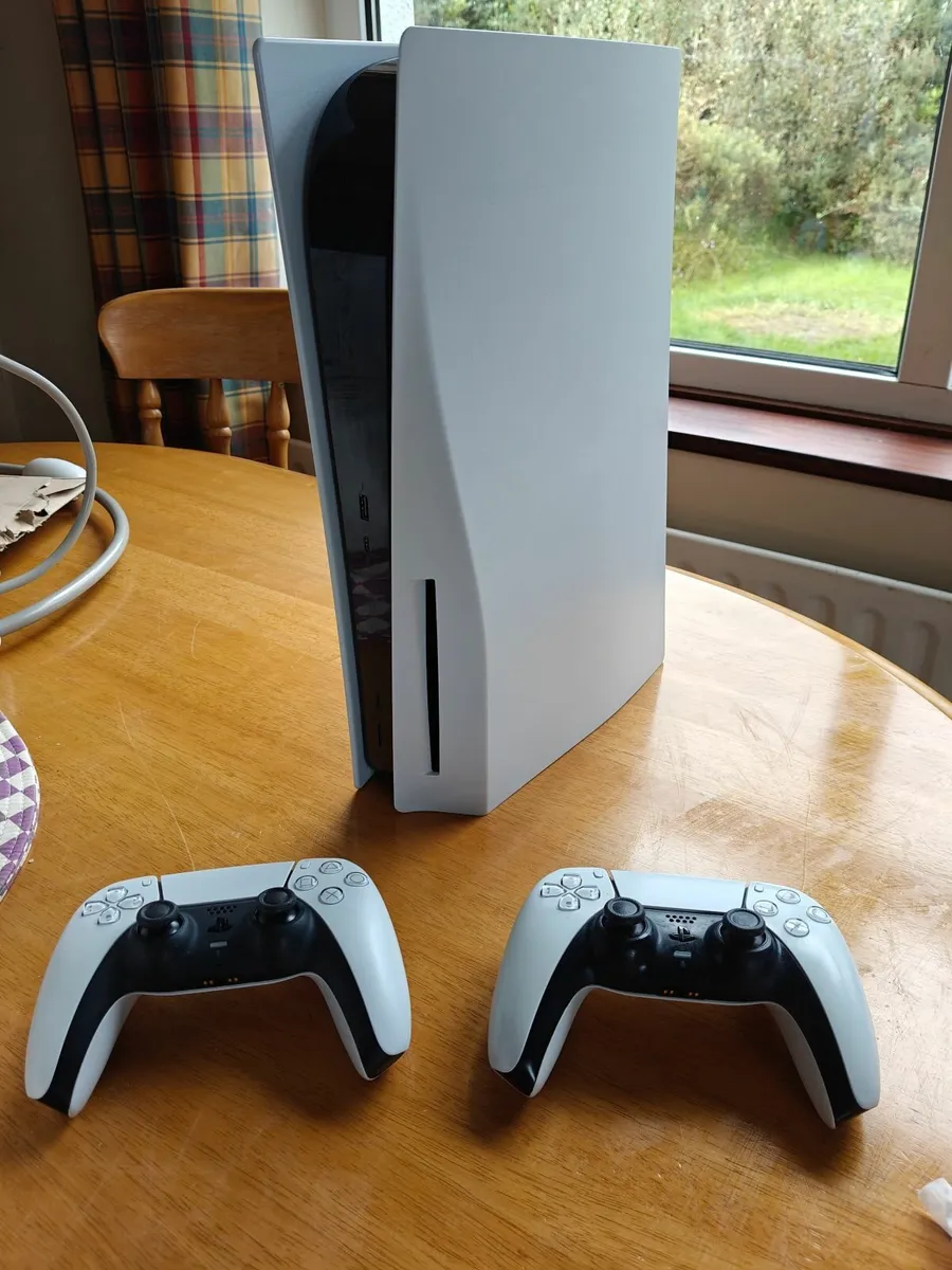 PS5 825GB 2 Controllers