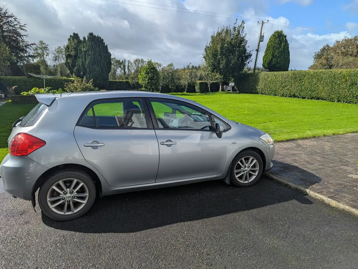 Toyota Auris 2009 - Image 2
