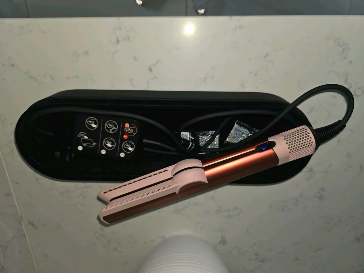 Dyson airstrait - Image 1