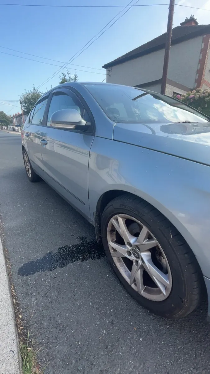 Volkswagen Passat 2010 - Image 2