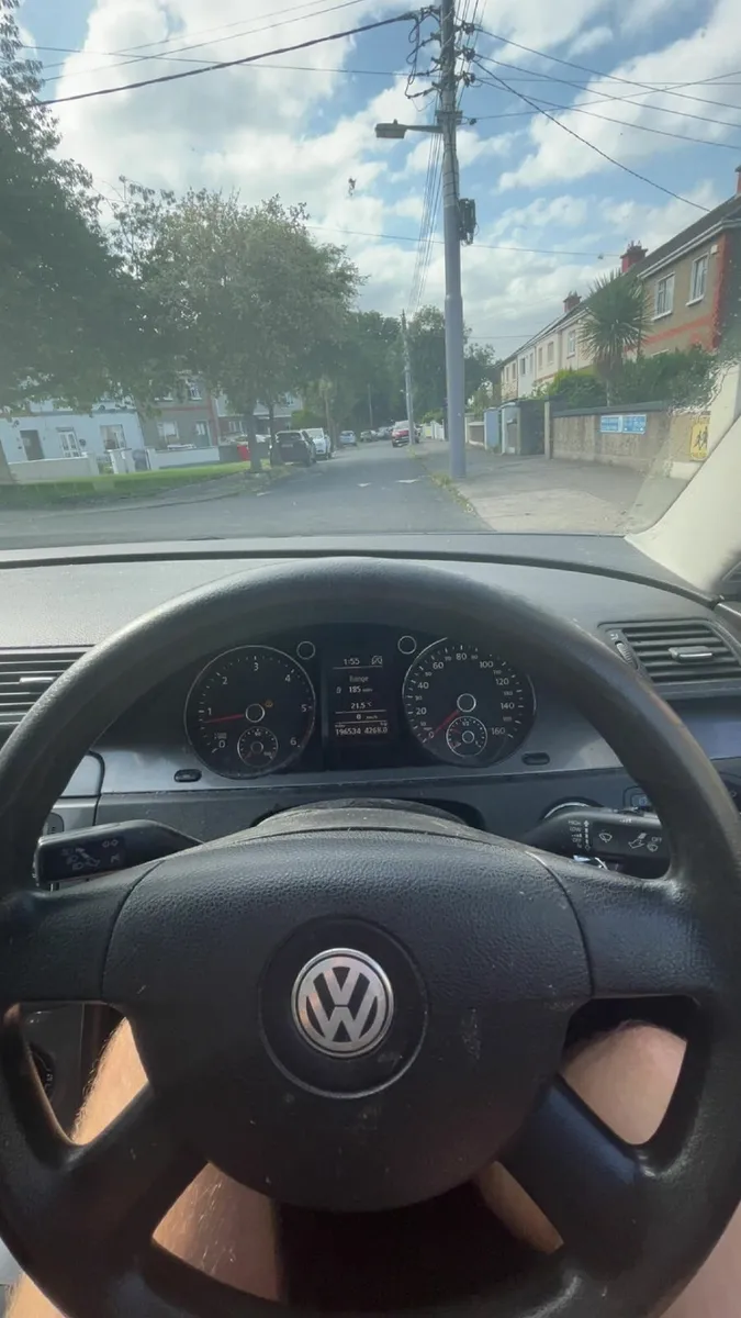 Volkswagen Passat 2010 - Image 3