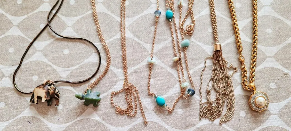 6 assorted pendants and necklaces - Image 3