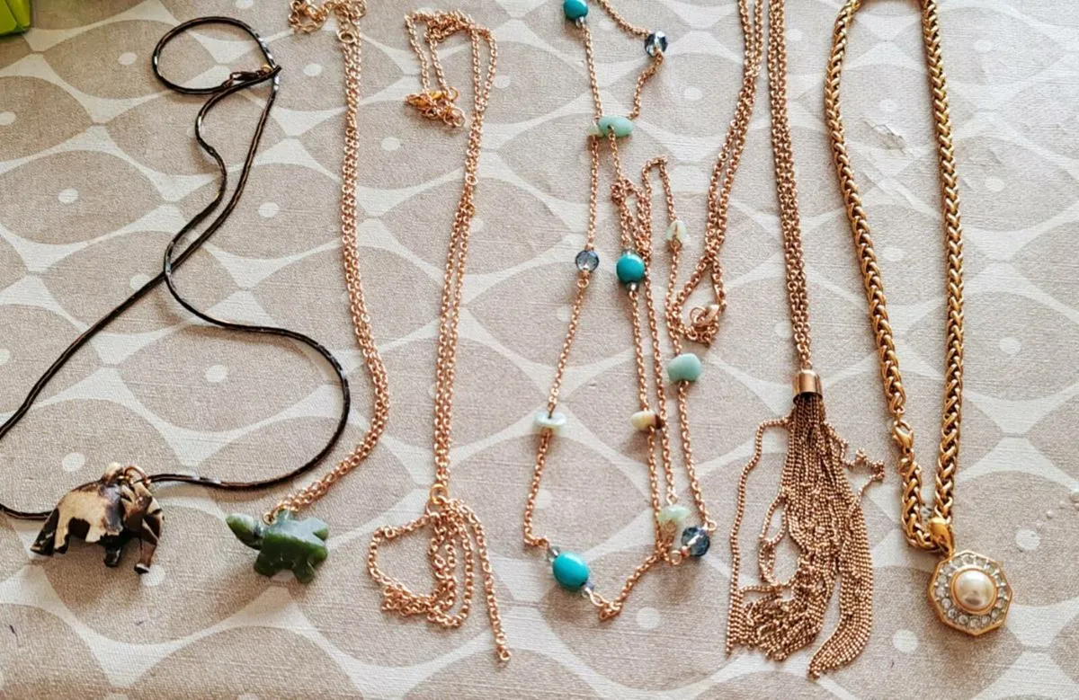 6 assorted pendants and necklaces - Image 1