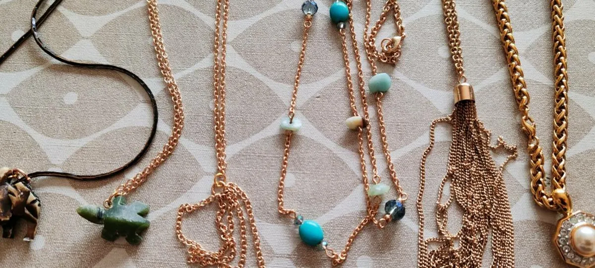 6 assorted pendants and necklaces - Image 4