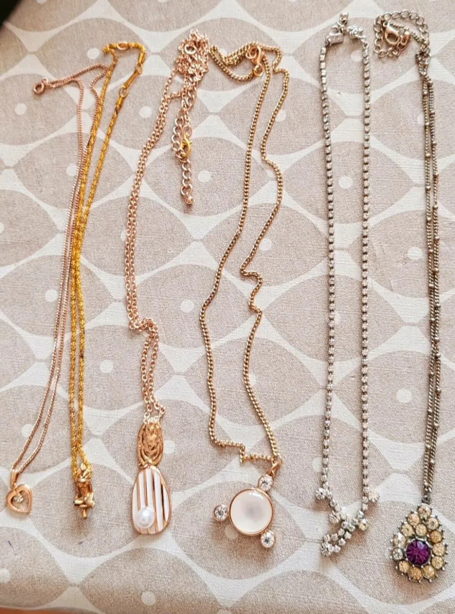 6 retro and costume pendants - Image 1