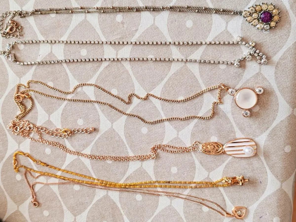 6 retro and costume pendants - Image 2