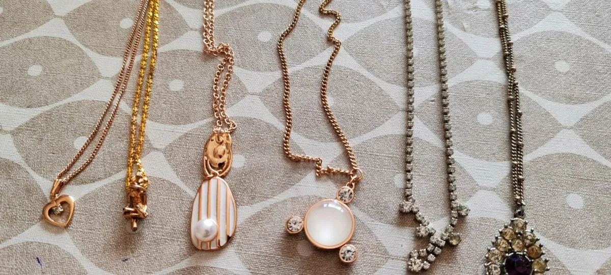 6 retro and costume pendants - Image 3