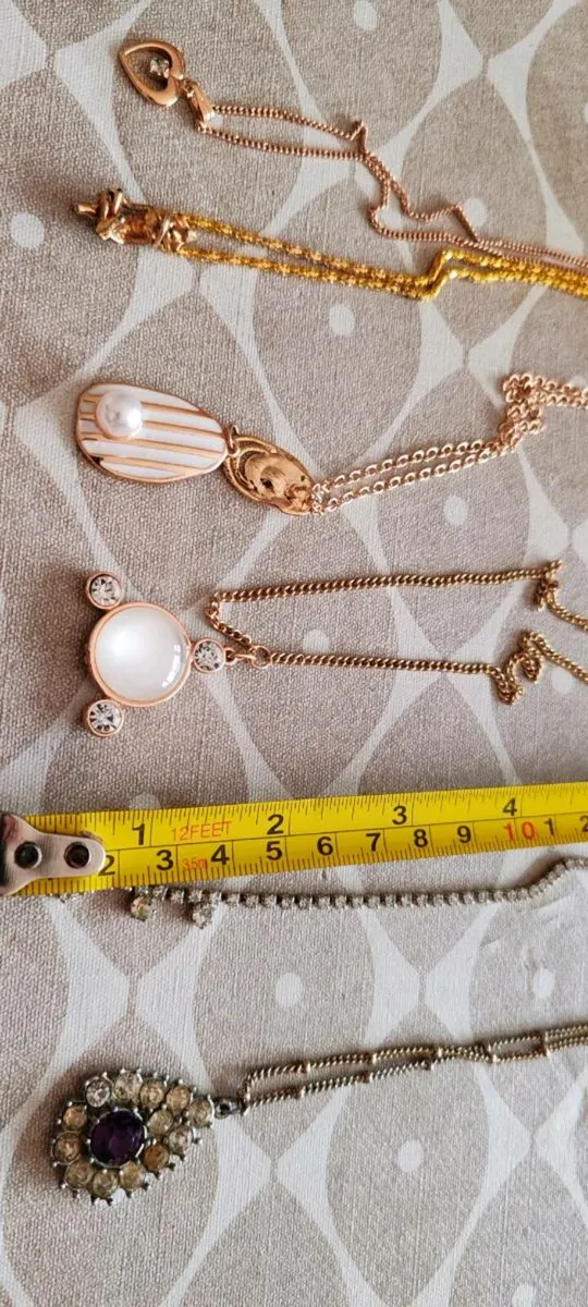 6 retro and costume pendants - Image 4