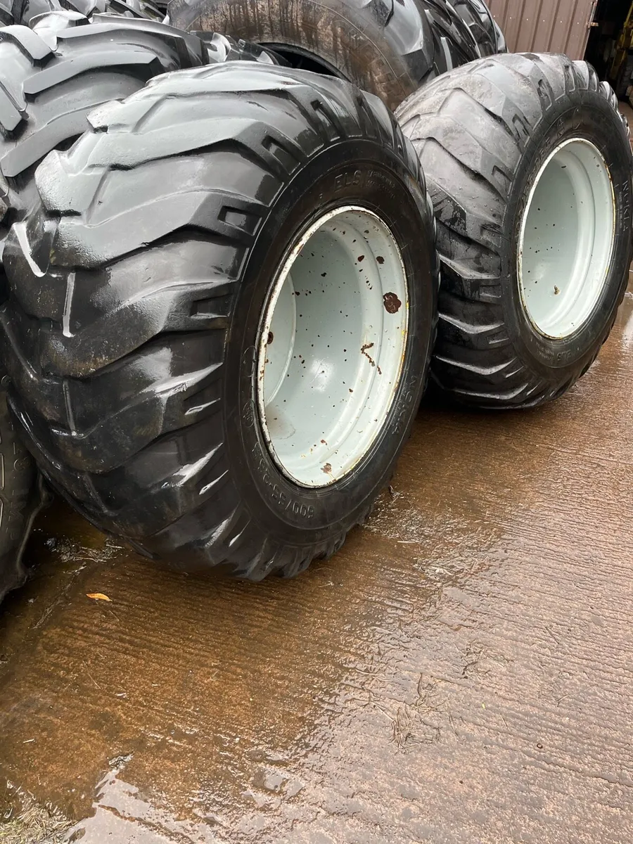 600/55x26.5tyres and 10stud rims - Image 1