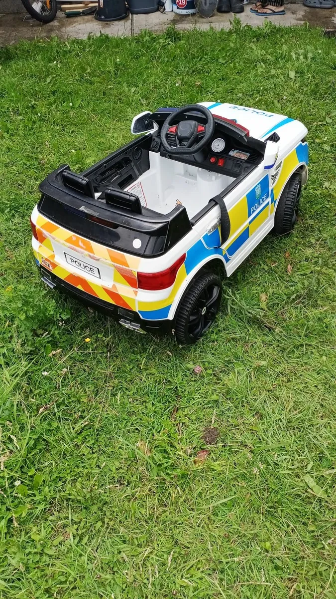 Kids battery powered police car - Image 4