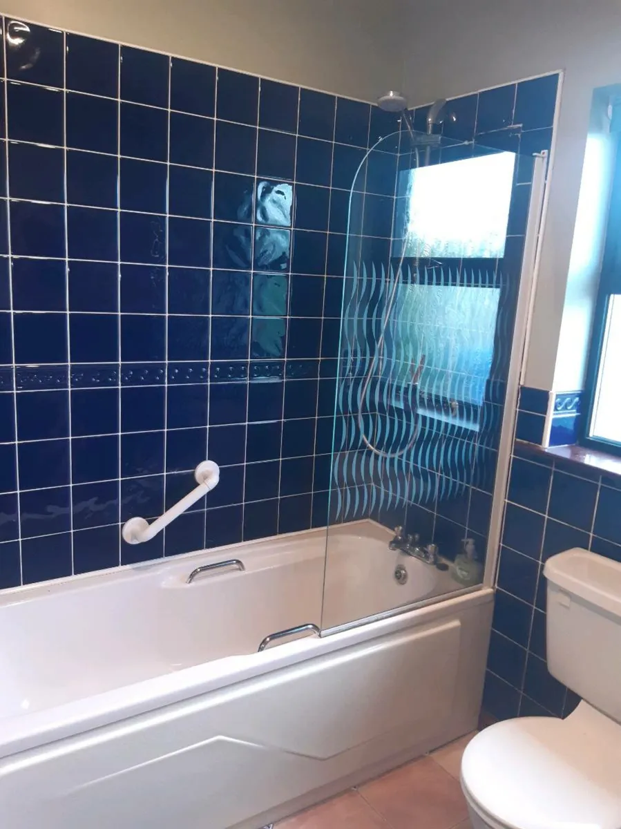 Bathroom suite - Image 1
